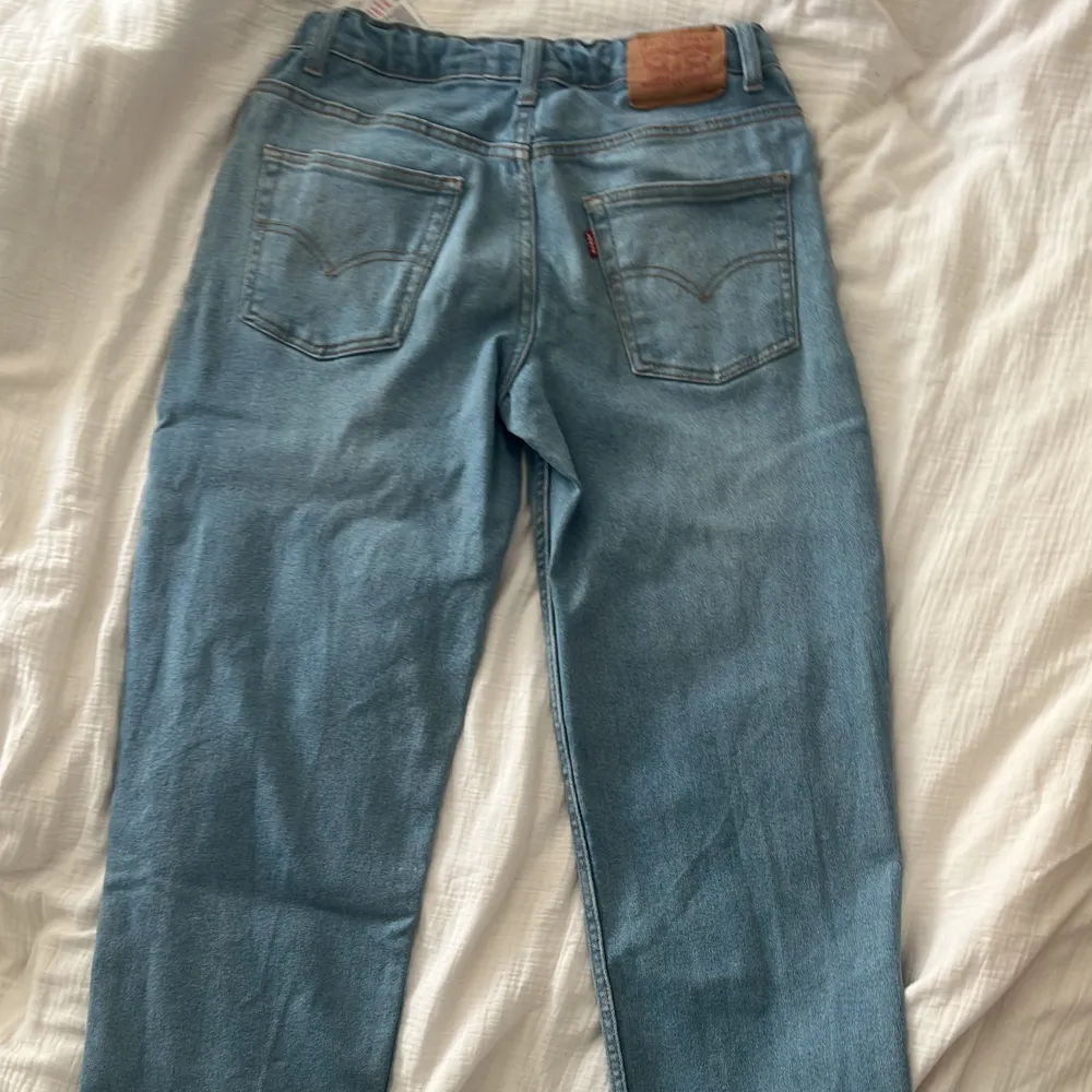  Säljer ett par Levis jeans i bra skick 164 cm använda . Jeans & Byxor.