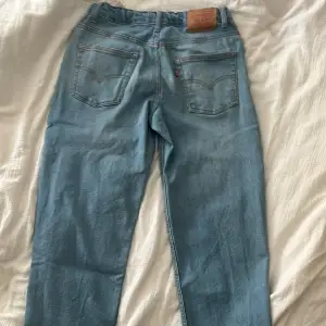  Säljer ett par Levis jeans i bra skick 164 cm använda 