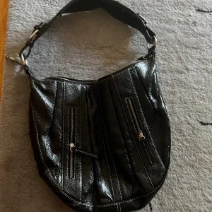 Axelväska  - Får plats med mycket i