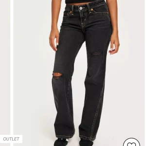 Levis jeans med hål i  - Skicket är bra, använd 1 gång  Säljer pga de är för små för mig, glömde bort dom och sedan växt ut dom tyvärr   Orginalpris:1200kr köpt på Nelly 