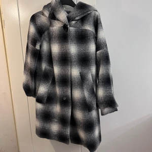 Kappa - En kappa med ett jättefint mönster och färger! Den är köpt på second hand! Storlek 8 vilket jag tycker motsvarar M!