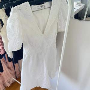 jättefin vit klänning från NA-KD, endast använd en gång🩷