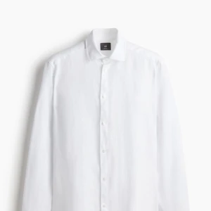 Linneskjorta  - Riktigt snygg linneskjorta till sommaren. Den har en mycket bra passform och är helt oanvänd. Den är inte genomskinlig vilket betyder att man inte behöver ha något under den men samtidigt inte för tjock. Ordinarie pris 450kr, säljer för 399kr