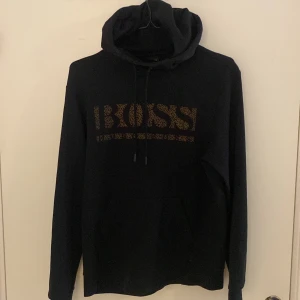 Hugo Boss hoodie - Svart Hugo boss hoodie i storlek S men passar även M. Tröjan har inga slitage och är i mycket bra kvalite. 