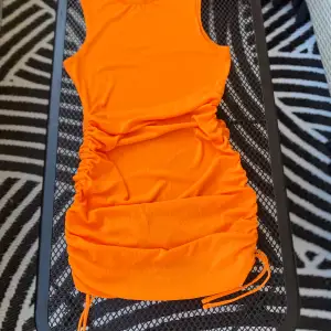 En jättehärlig orange klänning! Jättebra nu till sommaren❤️