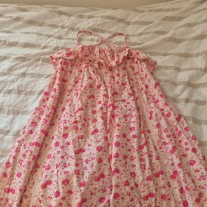 Sommarklänning🌸 - Sååå söt sommarklänning från Next. Aldrig använd och om ni har någon fundering skriv till mig🌸🛍