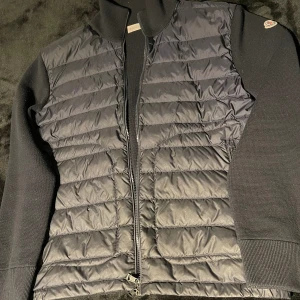 Moncler cardigan  - Säljer min moncler cardigan size XL men passar mycket mindre Cond 9/10 Skriv vid frågor 