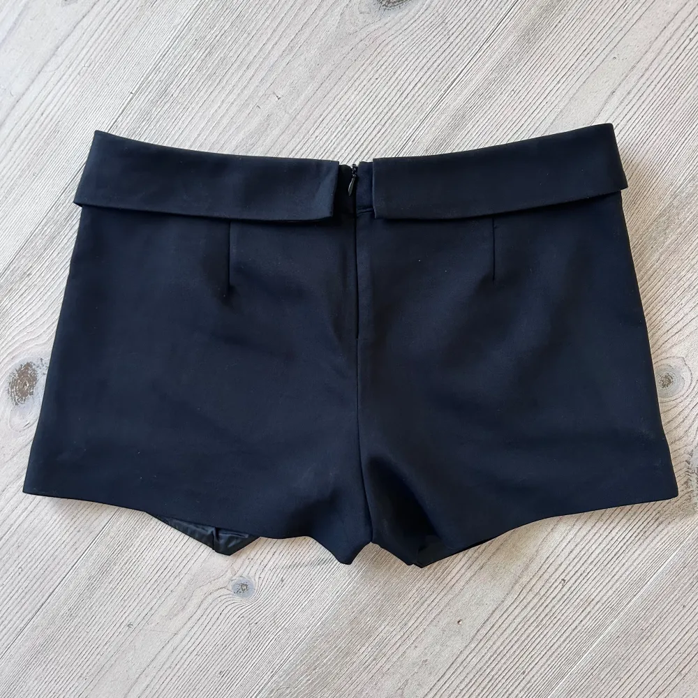 Jättesnygga svarta shorts från Zara!🌸 Använda fåtal gånger och i superbra skick✨🤗. Shorts.