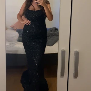 FESTKLÄNNING - Säljer min balklänning (som funkar bra till fester,galor, andra evenemang etc). Klänningen är svart, glittrar (paljetter) och är öppen i ryggen. Klänningen köptes i Göteborg Dressroom Liné för 4990kr. Mer bilder = kontakta instagram skriver privat 🩷