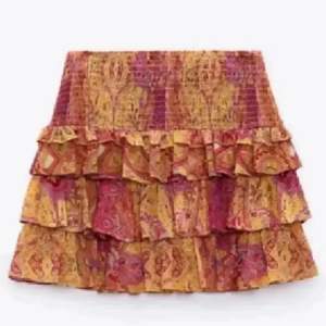 Mönstrad kjol från zara.🩷💕 Super fin nu till sommaren och sitter jätte fint på mig som är en xs/s!!🫶🏼😇