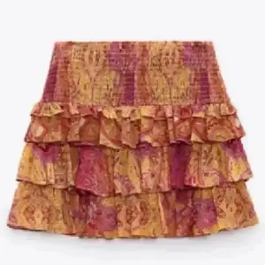 Mönstrad kjol från zara.🩷💕 Super fin nu till sommaren och sitter jätte fint på mig som är en xs/s!!🫶🏼😇
