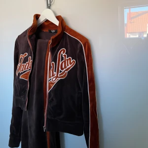 Jaded london tracksuit - Intressekoll på min tracksuit från Jaded London i färgen brun/orange. Supersnyggt, sitter asbra och köpt från Jaded. Kolla in min profil för mer trendiga toppar och kläder :) 