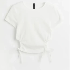 Vit tröja  - Knyte på sidorna, aldrig använd 