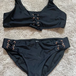 Bikini - Säljer denna bikini då den är för liten för mig, köpt i USA. Använd några få gånger men i nyskick. Sökte upp märket och hittade liknande som kostade ca 450kr men mitt pris kan diskuteras. Båda delar ingår i priset.