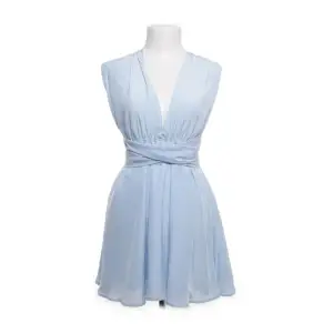 Super fin ljusblå klänning med band man kan knyta lite som man vill. Kort på mig som är 180 annars helt perfekt, inga defekter å aldrig använd❤️