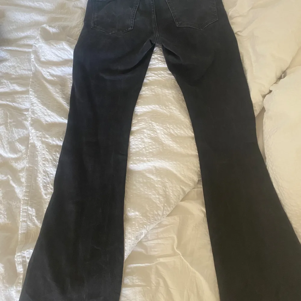 Svarta lågmidjade bootcut jeans. Från Gina tricot. Utgångspris 500kr. Jeans & Byxor.