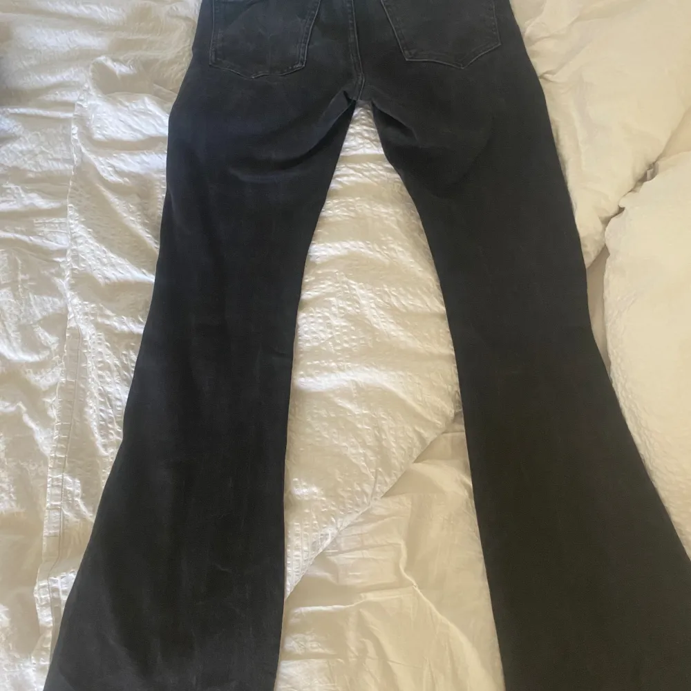 Svarta lågmidjade bootcut jeans. Från Gina tricot. Utgångspris 500kr. Farkut & Housut.