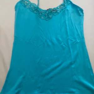 Vintage linne - Ett Vintage blått linne med spets och paljetter! Hör av dig om fler frågor 💙