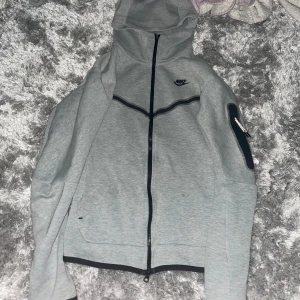 Nike tech hoodie - Säljer den då jag inte anvönder den längre tröjans dragkdeja har gått av men går fortfarande att använda inget annat fel inga hål eller annat