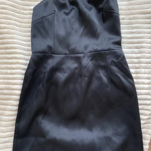 Bandeau klänning - Sommarklänning eller festklänning från H&M . Använd en gång , och är därför i nyskick! 