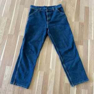 Carhartt single knee pants - Detta är ett par Carhartt singel knee pants som är i bra skick, strl 32/32. Är 185cm och de passar bra. Passformen är mer åt det lösare hållet. Har du frågor eller liknande är det bara att höra av sig!