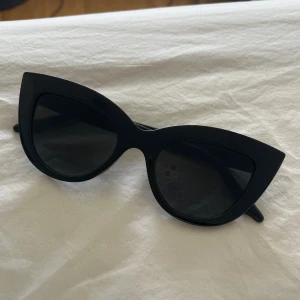 Solglasögon - Svarta solglasögon från Nelly. Nyskick.