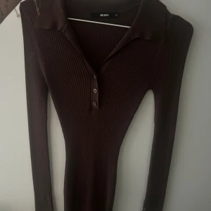 Brun klänning  - Från Bik Bok i storlek Xs