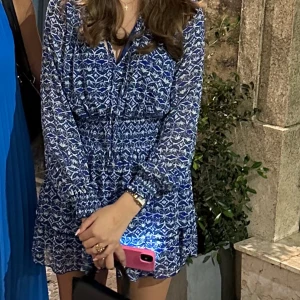 Volang klänning - Säljer denna superfina volang kläning från Zara🩷🩷 Den är använd fåtal gånger och har inga defekter på sig. Tryck direkt på köp nu❤️Pris går att diskuteras🩷