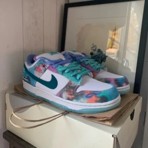 Futura dunk sb - Feta futura dunk sb i storlek 44. Helt nya aldrig använda, har kvitto och alla extra laces. Skriv om ni har frågor! Priset är rörligt.