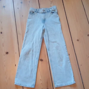Utsvängda jeans - Bra skick, har inte använts så mycket. Kostade ungefär 200 kr.