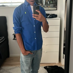 Polo Ralph lauren skjorta - Helt ny skick 10/10, jättesnygg färg och perfekt för sommaren!