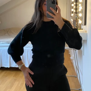 Stickad tröja - Svart stickad tröja, lite tajtare mot kroppen 🖤.
