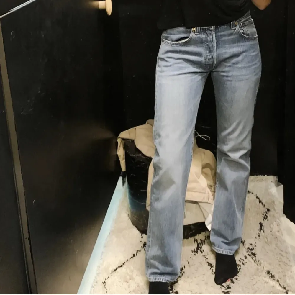 Levis 501 köpta här på plick (första bilden lånad från förra säljare). Superbra skick!!!🥰köpte för 500kr säljer för 250 men pris kan diskuteras . Jeans & Byxor.