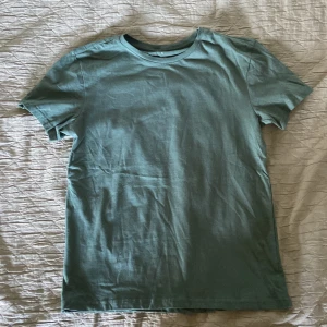 Grön tshirt  - Grön tshirt i nyskick. Pris kan diskuteras 