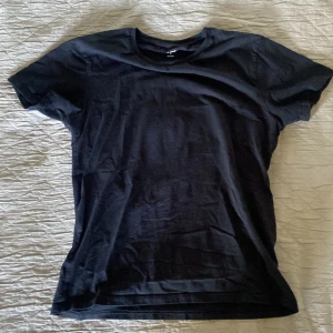 Svart tshirt - Svart tshirt i nyskick. Pris kan diskuteras.