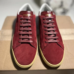 Saint Laurent skor - Tja säljer dessa as feta saint Laurent skor då dem är för stora  Skick 10/10 (Nyskick) Den ända defekten är att båda inne sulorna saknas 😂😂 Dm vid övriga frågor  Pris går att diskutera vid snabb affär