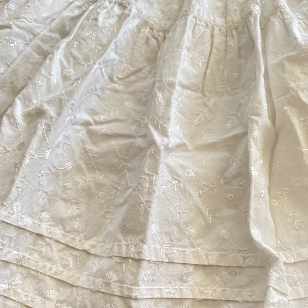 Vit söt kjol, köpt på plick för typ två år sen men kommer inte till användning längre🫶🏻 Den är i barnstorlek 164 så typ XS/XXS, första bilden är från förra ägaren. Vet inte vart den är ifrån ursprungligen. Kjolar.