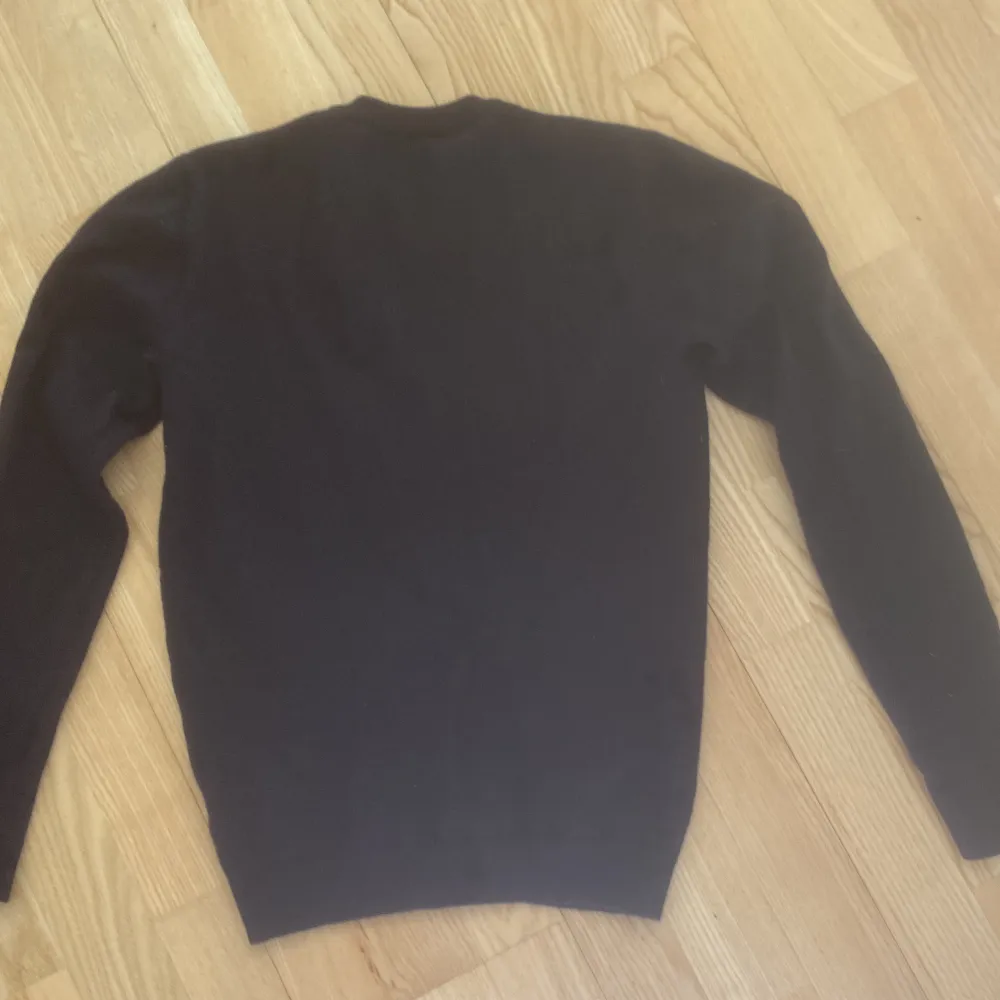 Riktigt fin Merinoull sweatshirt från Adaysmarch. Tröjan är i 10/10 skick, inga defekter förutom att den har krympt i tvätten, så den passar XS istället för S. Nypris ligger på 1000kr  jag säljer för endast 279kr!!. Stickat.