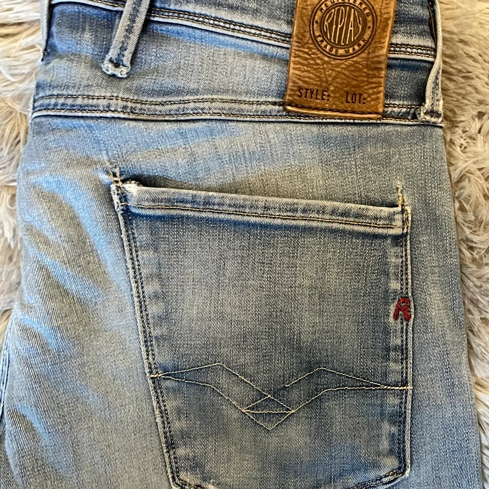 Replay jeans med fina slitningar För stora på mig o därför jag säljer Storlek 30/34 Dm mig vid funderingar. Jeans & Byxor.