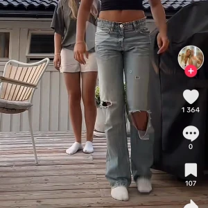 Zara jeans - Säljer dessa jeans då jag har två par, knät är inte så upprivet som på bilden. Har ett par som är oanvända (hålen ser ut som på bilden)