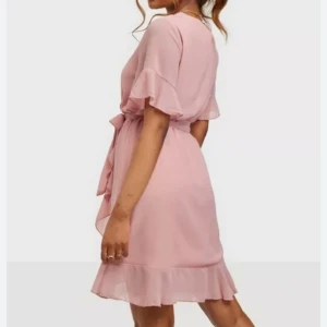 Balklänning  - Så fin klänning, endast använd balen i 9:an. Köptes på Nelly för 699kr💘