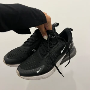 Nike air max 270 dam - Säljer mina Nike skor som knappt är använda i storleken 38,5. 