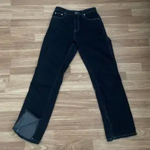Nästan helt oanvända jeans från NA-KD i storlek 34, bra i storleken, höga i midjan