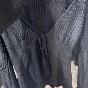 Svart sommar blus - En jättefin svart blus , har aldrig använt då den är för liten . Köpte i storlek M men skulle säga att den är som en xs / s