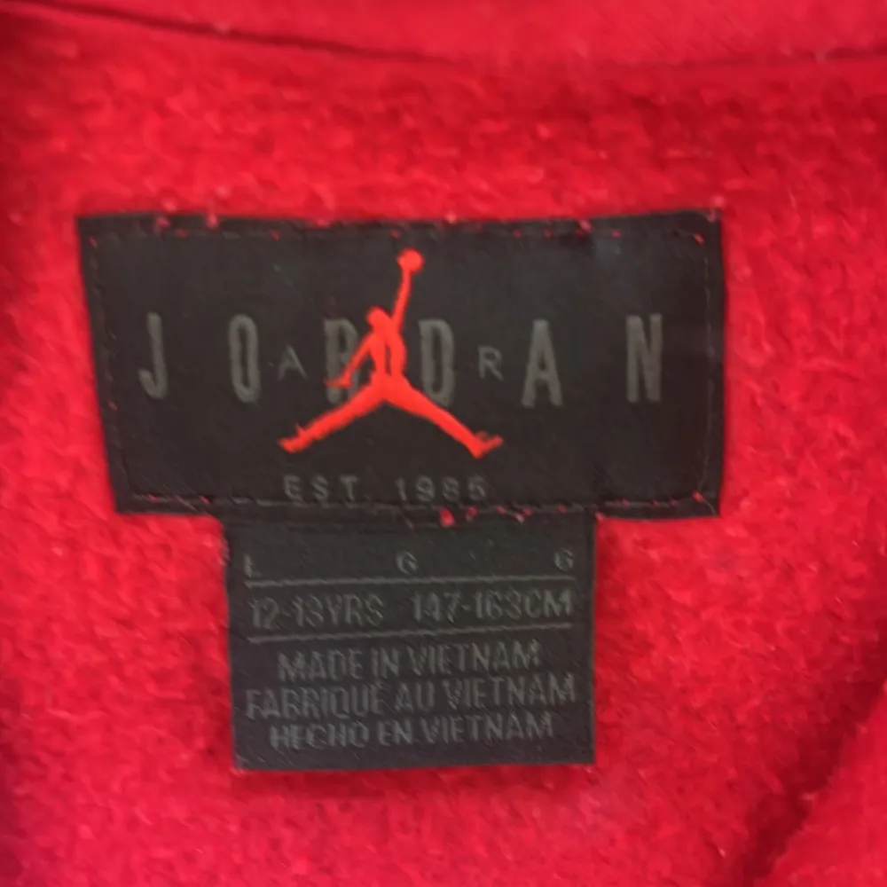 Jordan zip hoodie i storlek 147-163 men jag skulle säga att den passar dom som är 160-165 cm. Den är köpt för 650kr på Nike och det är Skick 9/10 eftersom den knappt är använd.. Tröjor & Koftor.