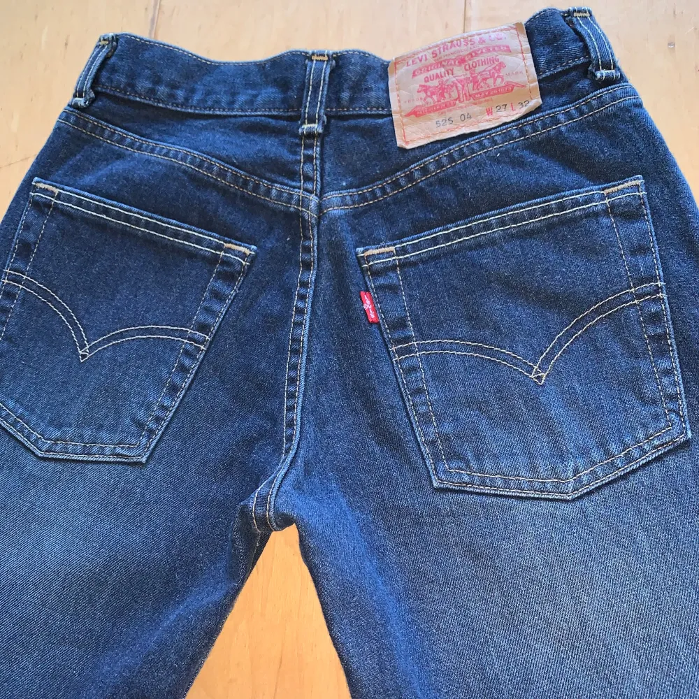 Vintage Levis jeans i bootcut, modell 525 ❣️ midja 72cm & Innerben 80❣️skicket är som nytt. Jag är ca 165. Jeans & Byxor.