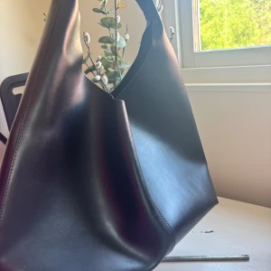 Väska - Använd en gång, har inte fått användning av den :)