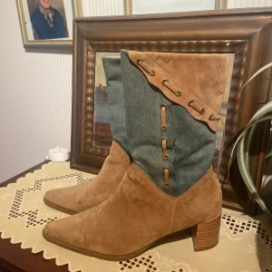 Skit snygga cowboy boots - Dessa ursnygga par boots fick jag ifrån min farmor men tyvär passar de inte mig. Bootsen är i mocka med en jeans detalj. Perfect för taylorswift eller något annat roligt tema! 