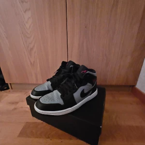 Jordan 1  - Hej, jag säljer nu mina Jordans. Dem är i bra skick och väl vårdade inga defekter. Hör av dig vid frågor och funderingar😃 Fraktar inom 24📦 Skick 9/10 Ny pris ca 3000 kr Mitt pris 399 kr
