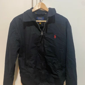 Overshirt - Säljer denna Ralph Lauren overshirt i storlek S men passar även M. Skicket är så gott som nytt. Tveka inte på att höra av dig vid fler frågor👍🏼